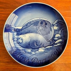 2001 Bing & Grondahl Copenhagen Denmark Mother's Day Plate Seal & Pup